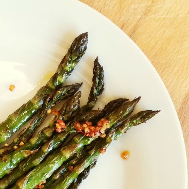 Asperges au four à l'ail et piment d'Espelette