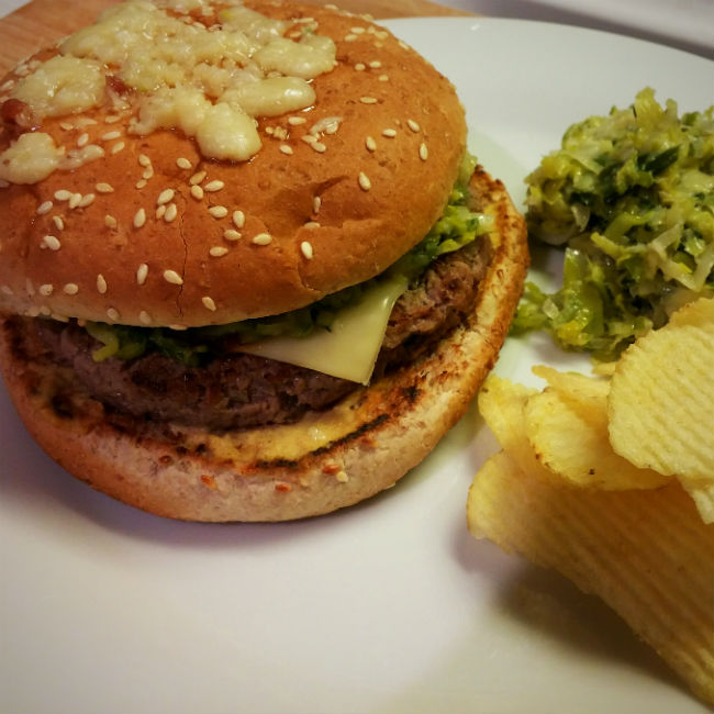 Burger au Cantal et à la fondue de poireaux